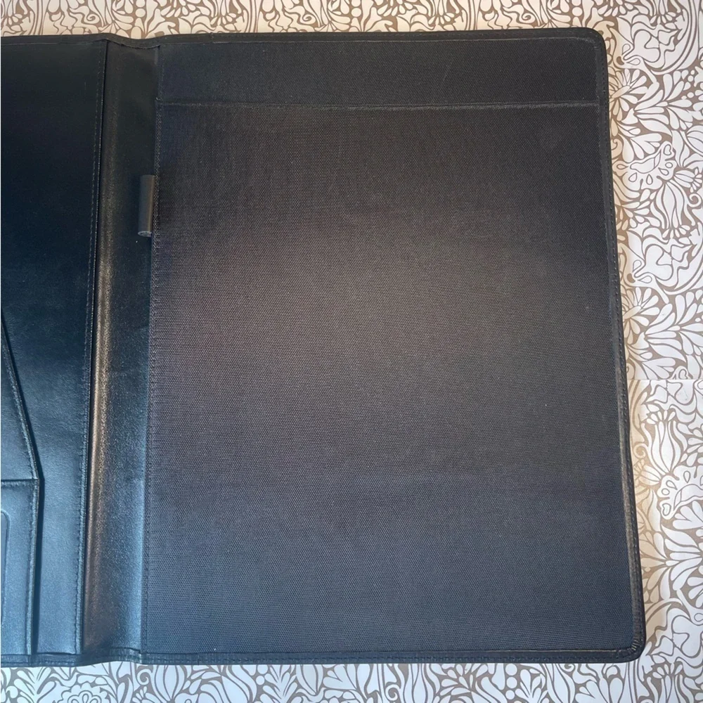 Buxton Velvet Touch Cowhide Exterior Folder